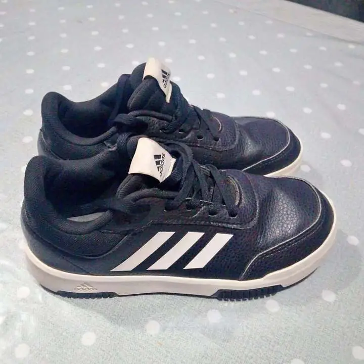 Zapatillas marca Adidas Originals sin detalles