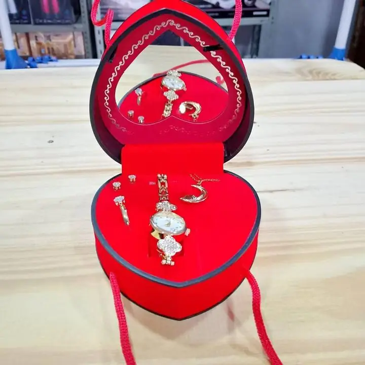 Reloj cadena aros y anillo especial para regalar a mamá en su día