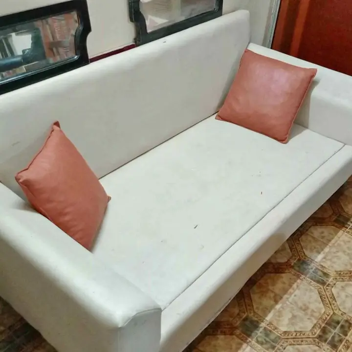 Sofa 2 cuerpos. Mesa de comedor , 6 sillas