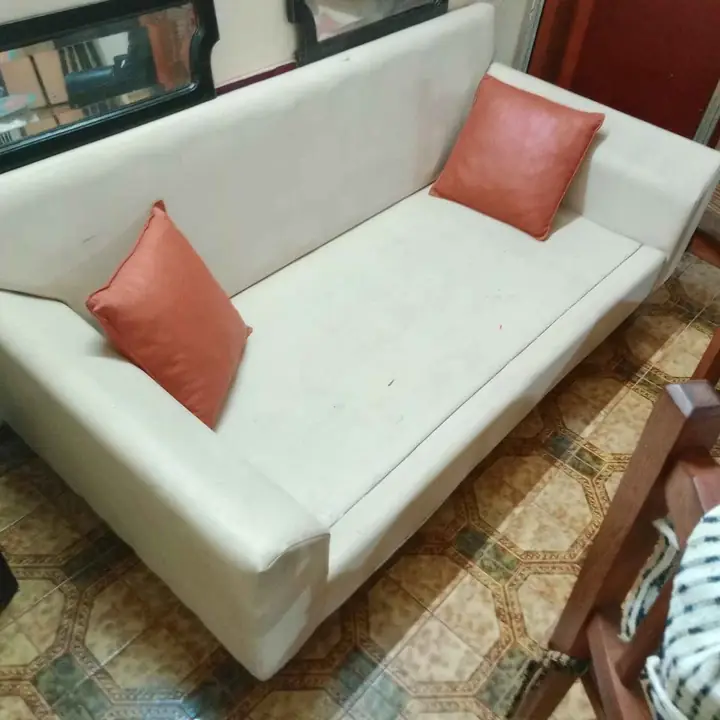 Mesa sillas y sofa