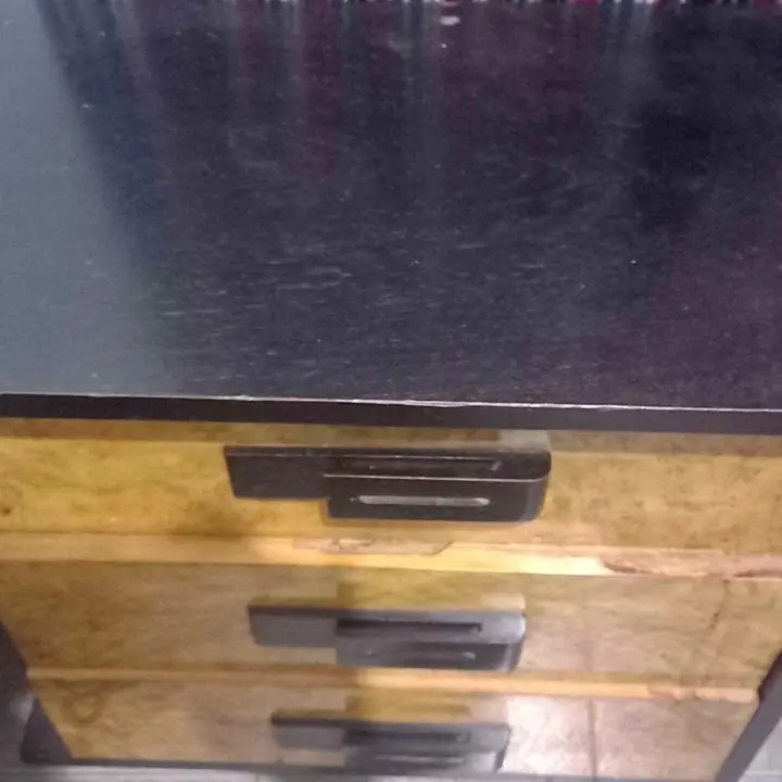 Vendo 2 mesas de luz vintage con cajones usadas de madera