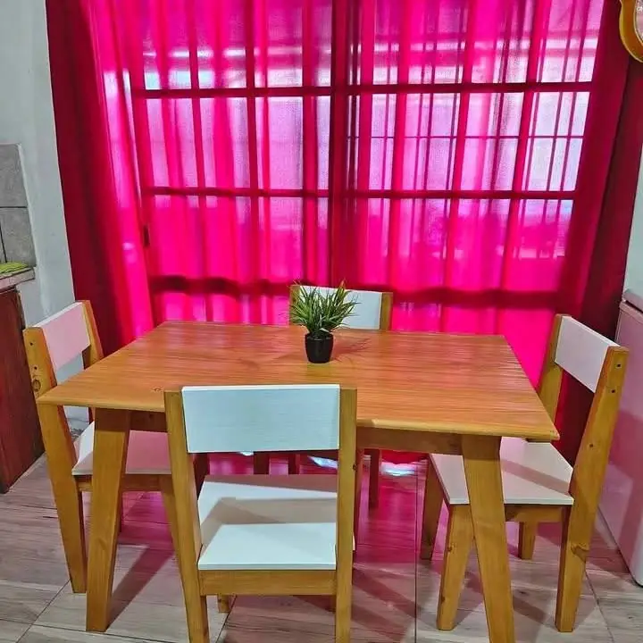 Mesa y silla de pino