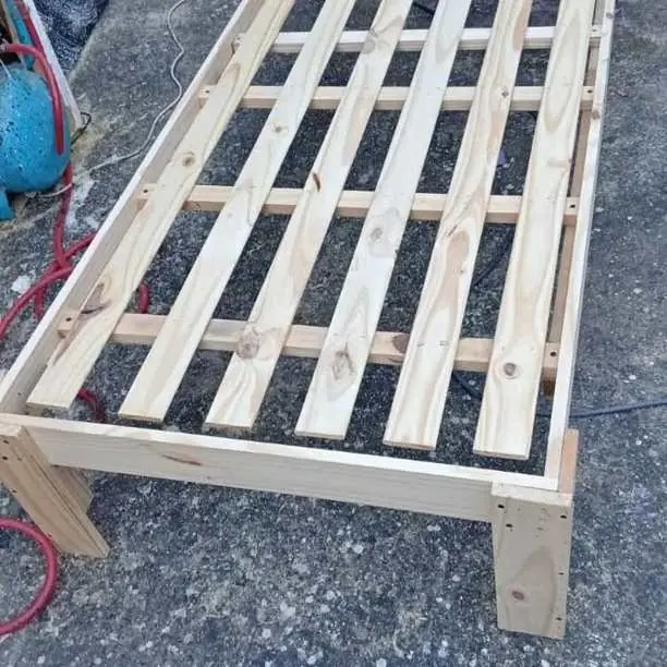 Cama de una plaza de pino