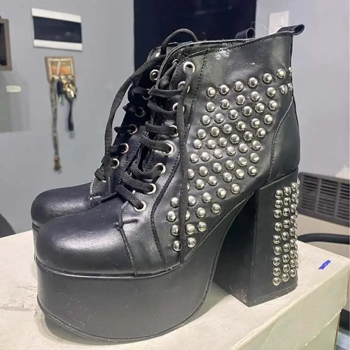 Borcegos altos cuero talle 36 negros con tachas