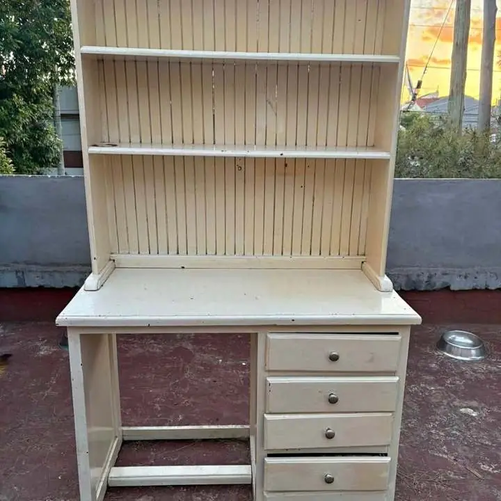 Escritorio de algarrobo pintado fuertisimo