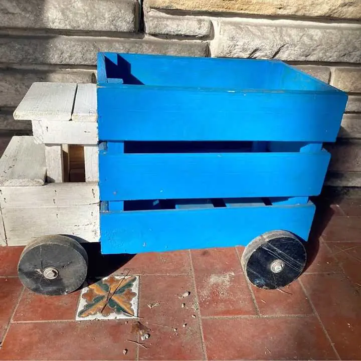 Camion de madera para juguetes