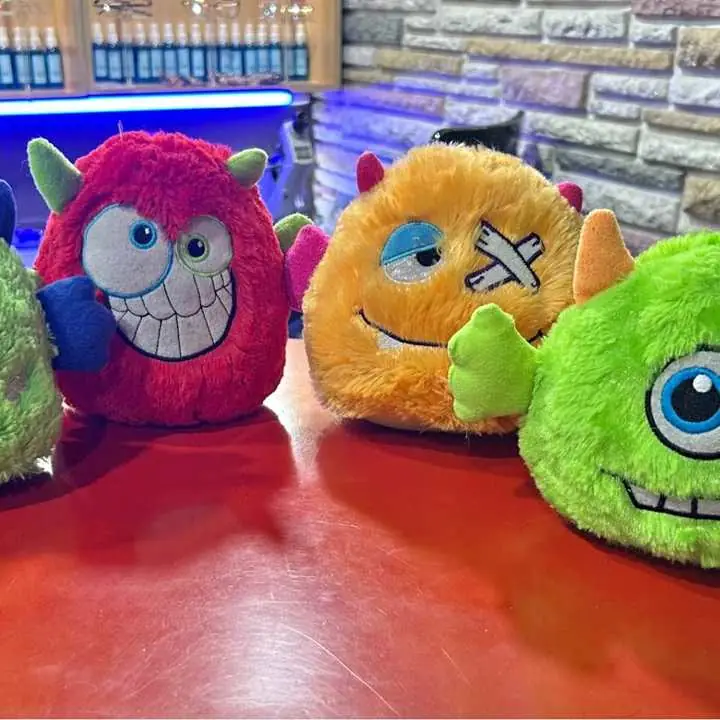 Peluches monstruos de colores