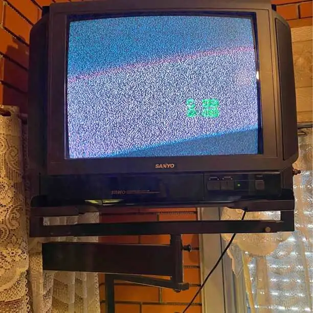 Tv sanyo 24 pulgadas con control y soporte de pared