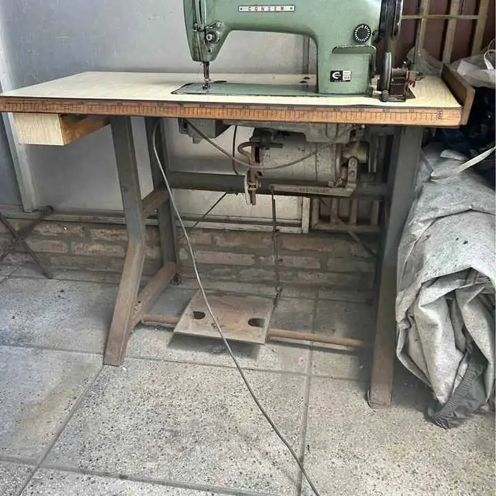 Maquina de coser consew recta funcionando