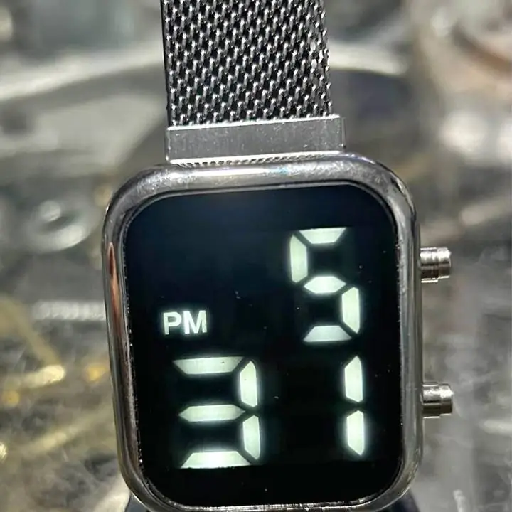Reloj digital malla metálica de iman