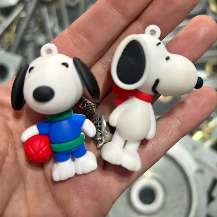 Muñequitos de goma snoopy/ stitch y pinguino