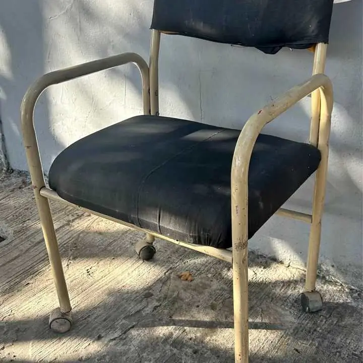 Silla de caño con rueditas