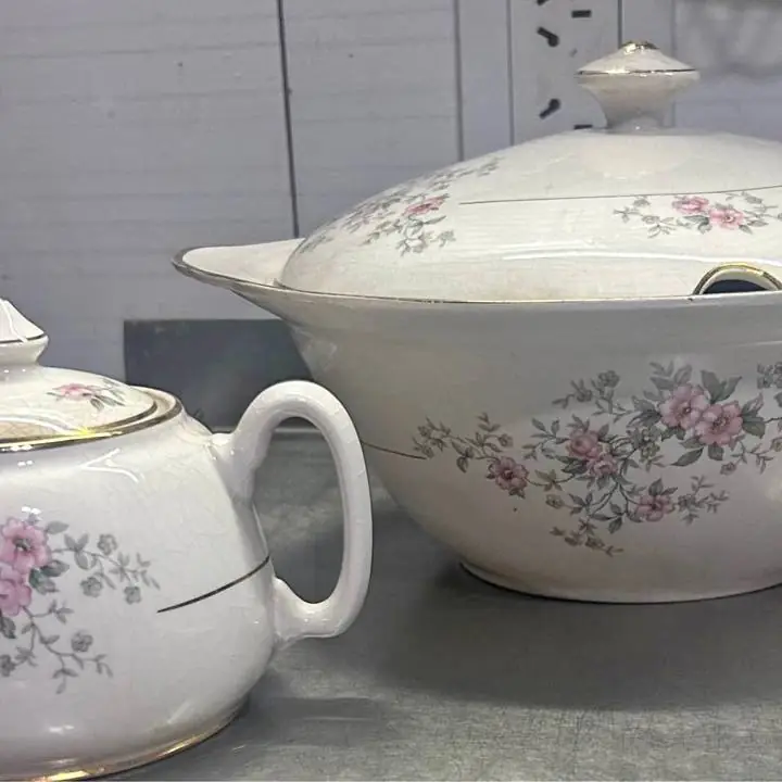 Azucarero y bowl con tapa de porcelana antiguos