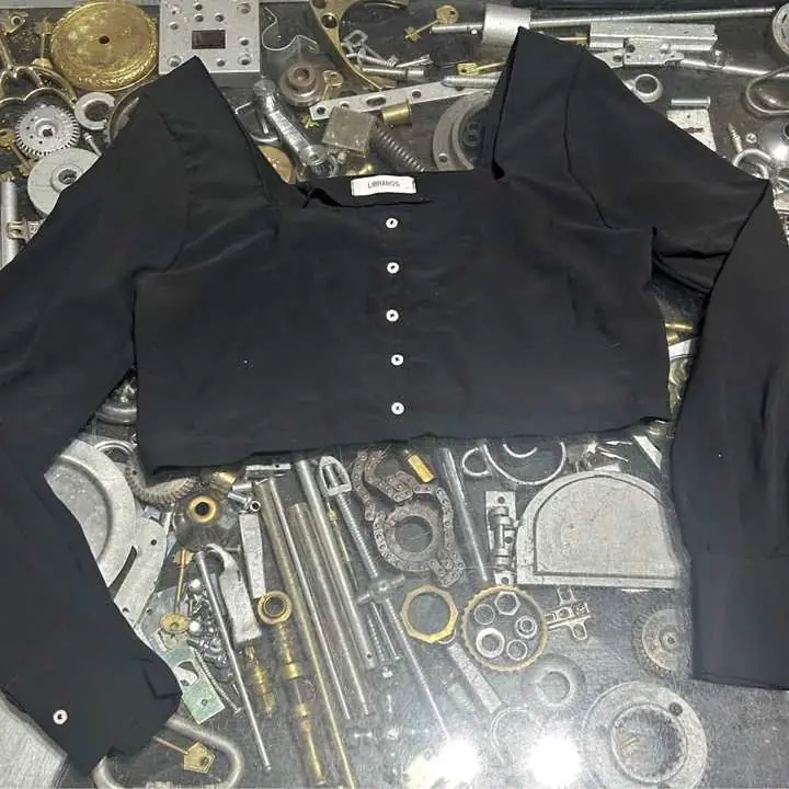 Camisa negra corta de mujer