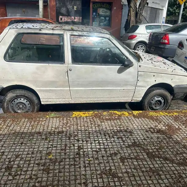 Fiat Uno Cargo año 2012 vidriado, mecánica excelente, 4 cubiertas nuevas, detalles ala vista