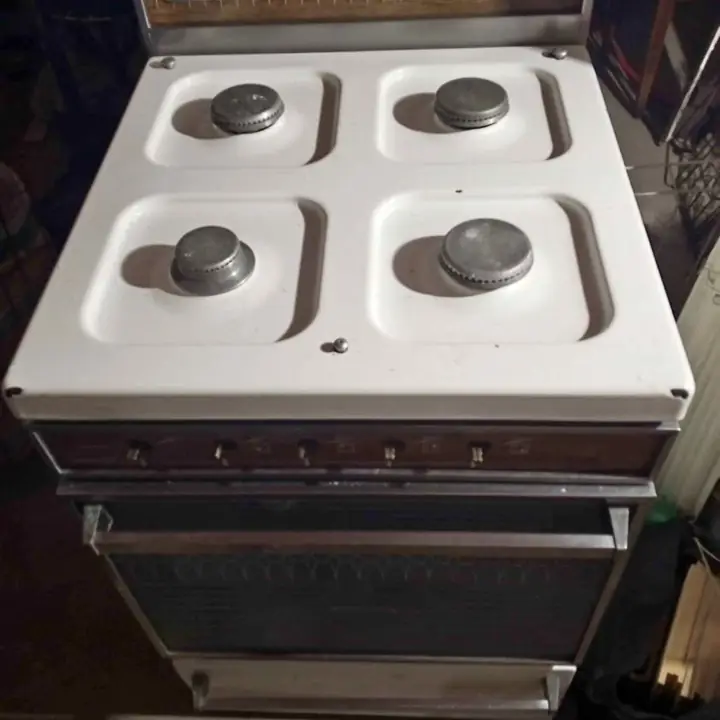 Cocina Longvie en buen estado a revisar para un buen funcionamiento nada podrido vendo o permuto