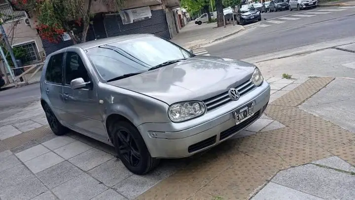 Golf 2004 nafta 1.6 full $ 4,900,000 listo para tranferir 180 mil KM muy bueno , levanta cristales x