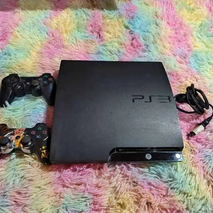 Vendo play 3 andando perfecto con varios juegos tiene hen para descargar juegos anda de 10 con 2 man