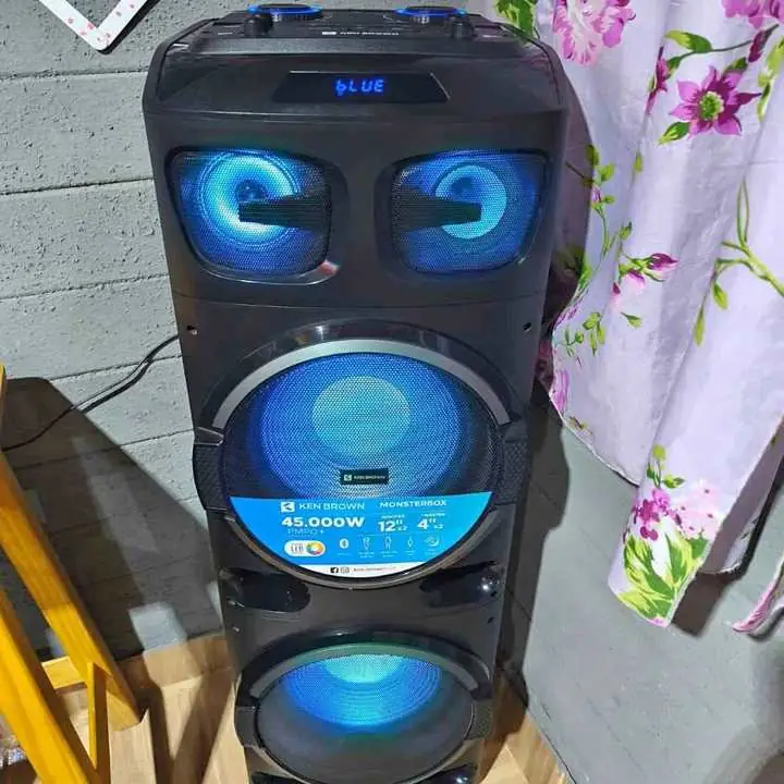Vendo parlantes a Bluetooth andando todo está impecable suena muy fuerte tiene Bluetooth auxiliar ra