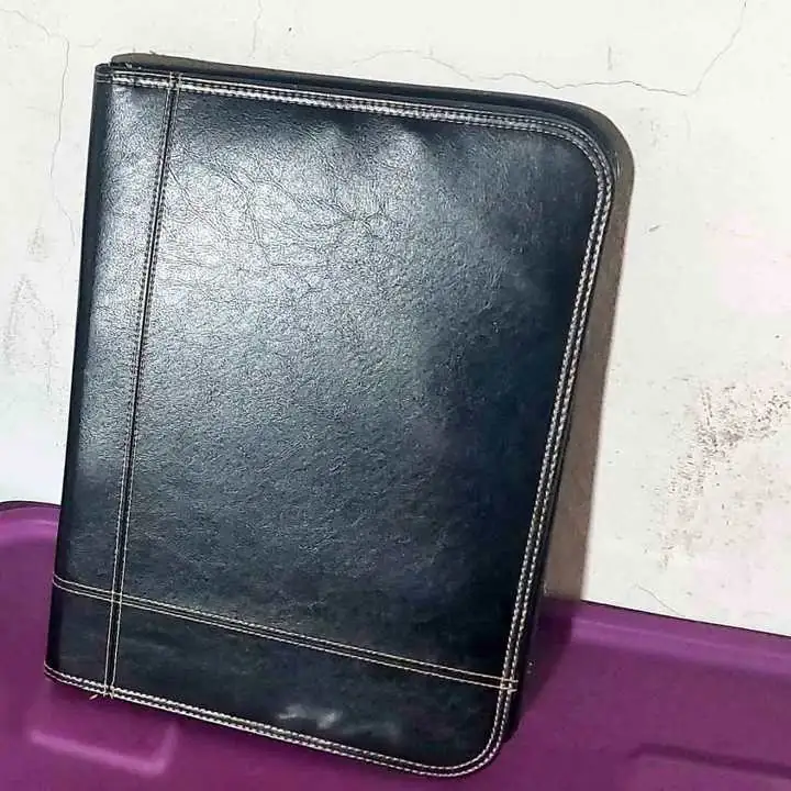 Carpeta Portafolio A4 de CUERO 25x35 con detalle en bordes
