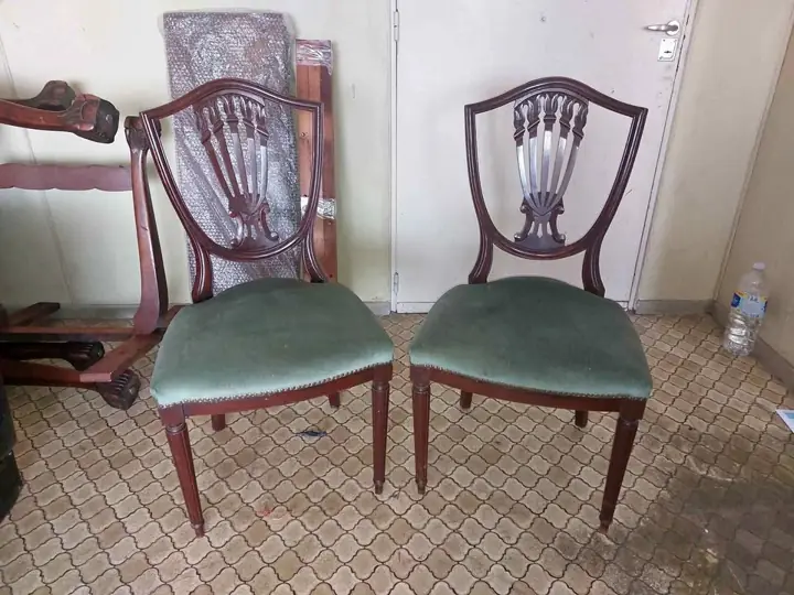Juego de 4 sillas inglesas. Fuertes! 2 impecables, 2 sin tapizado