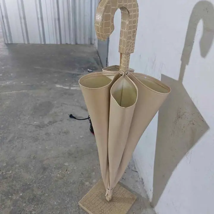 Hermoso PARAGUERO en forma de Paraguas - bufalo simil cuero - impecable