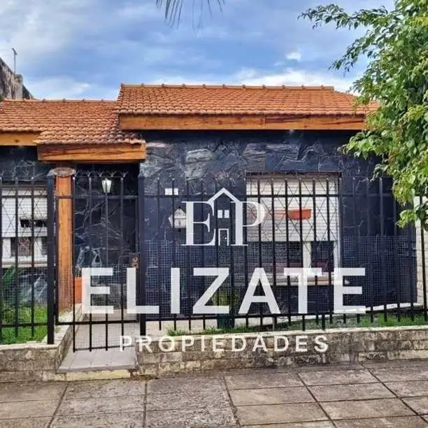 Chalet 3 Ambientes con Depto a Refaccionar – Excelente Ubicación en San Justo