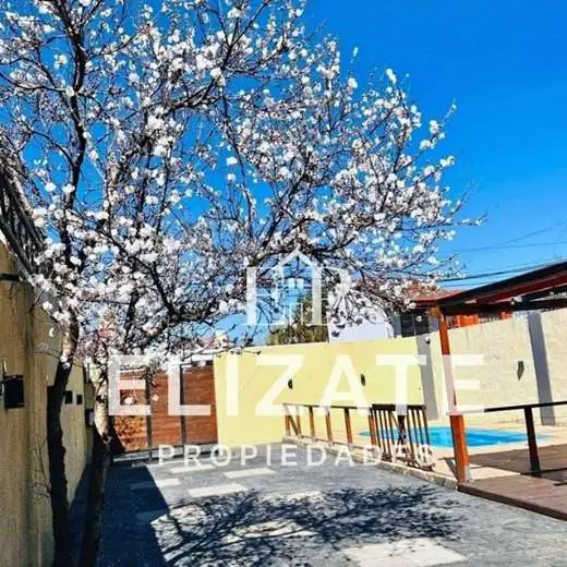 Casa de 3 Ambientes con Pileta, Quincho y Amplio Parque en Venta – San Justo