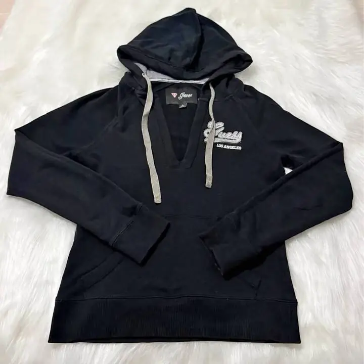 Buzo Guess de Mujer con Capucha y Bolsillo Canguro - Estilo Urbano