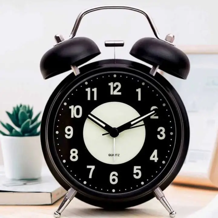 Reloj despertador a pilas (metálico , brilla en la oscuridad)