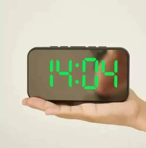 Reloj digital con alarma , temperatura , hora , fecha( solo con números verdes)