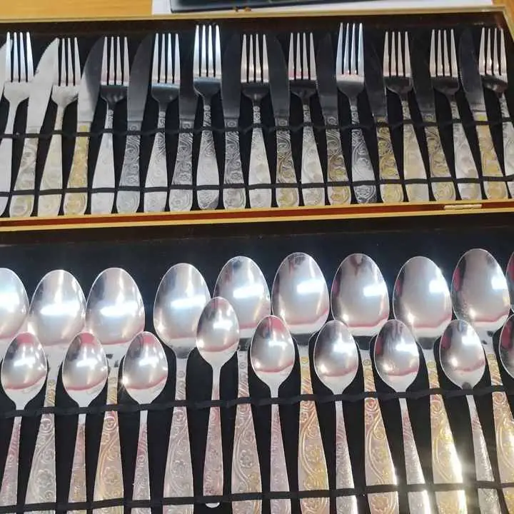 Kit vajilla cubiertos en caja pedir más fotos