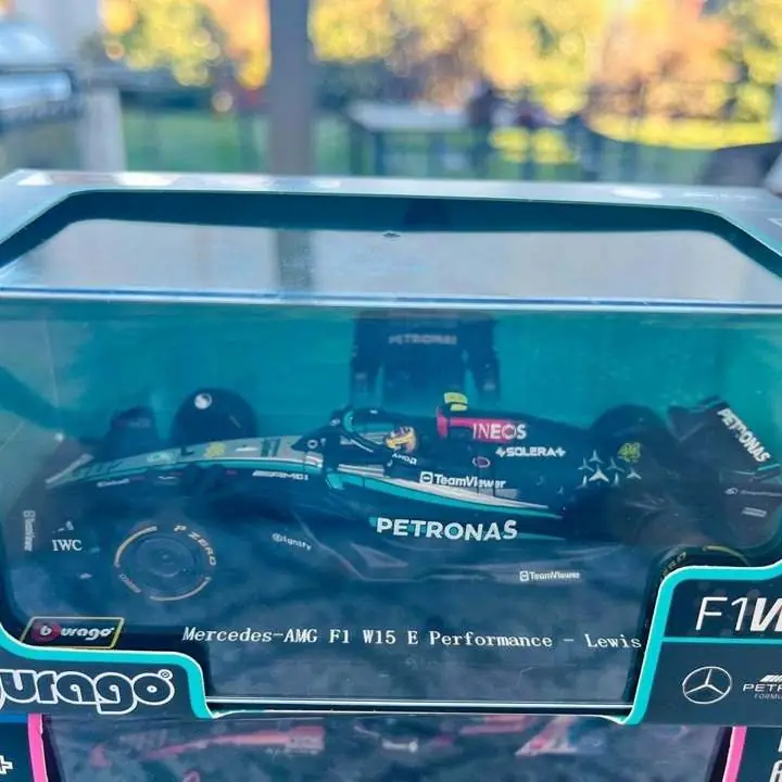 F1 Mercedes Benz AMG W15 E Performance - Lewis Hamilton con piloto y acrílico. Escala 1/43