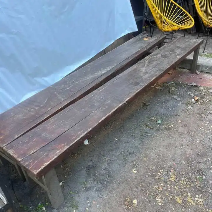 Bancos de hierro y madera