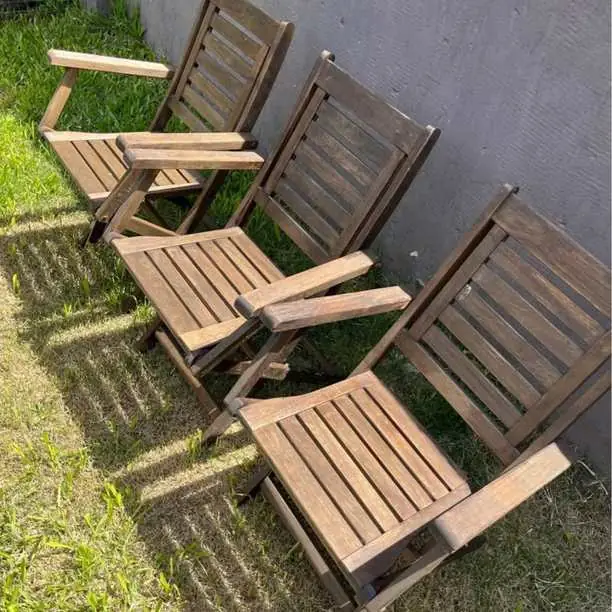Sillas y mesas de madera