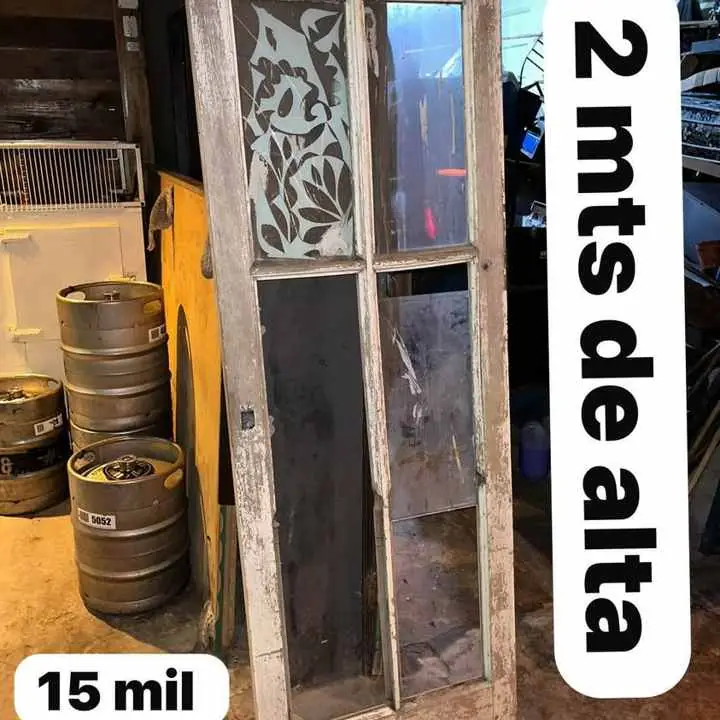 Puerta de madera y vidrio