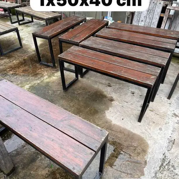 Bancos de madera y hierro
