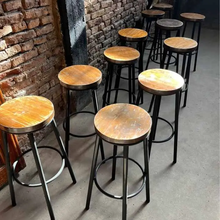 Taburetes de hierro y madera