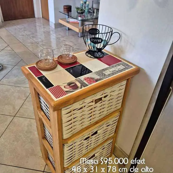 Mesa de madera y azulejos