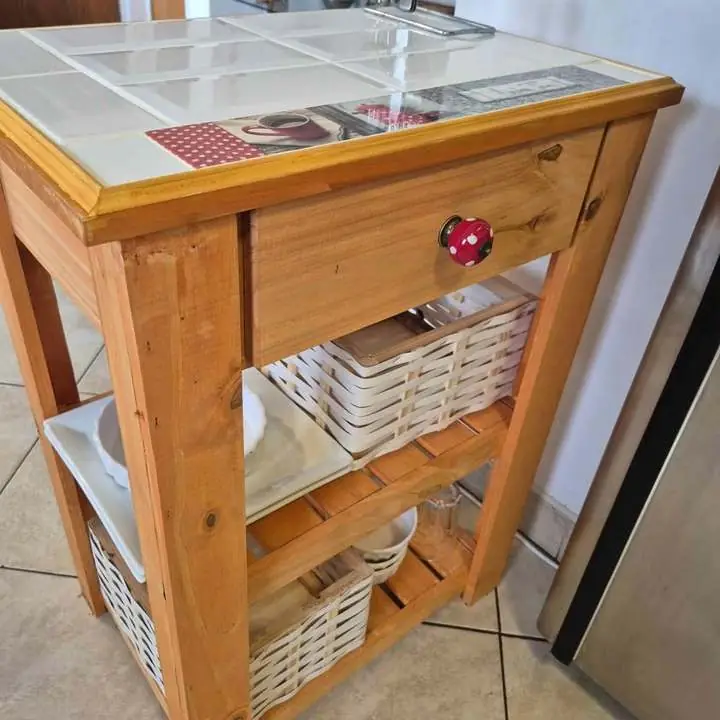 Mesa de madera y azulejos