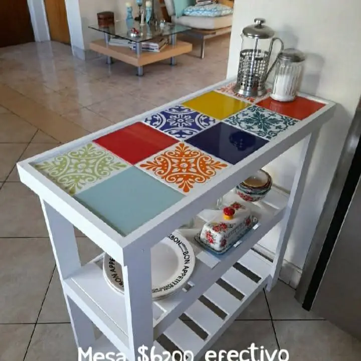 Mesa de arrime, madera y azulejos