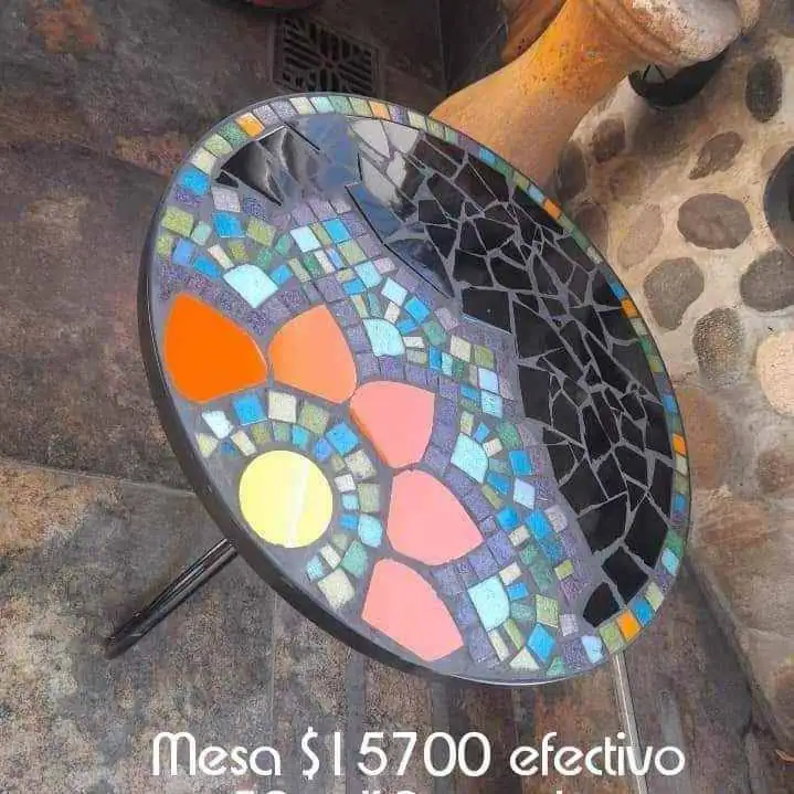Mesa ratona de hierro y mosaico