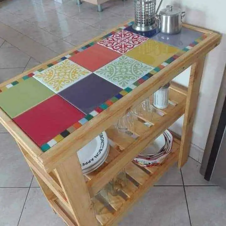 Mesas de arrime,madera y azulejos