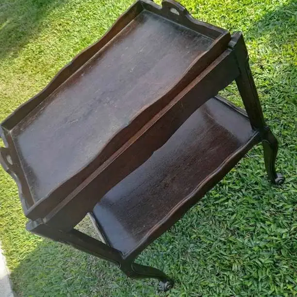 Mesa provenzal antigua con bandeja