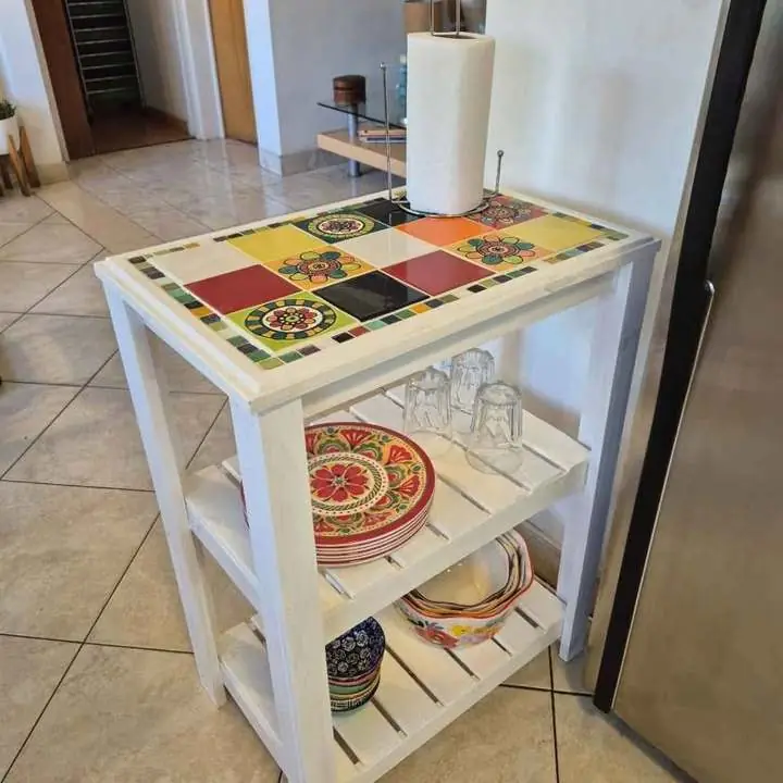 Mesa de arrime, madera y cerámicas