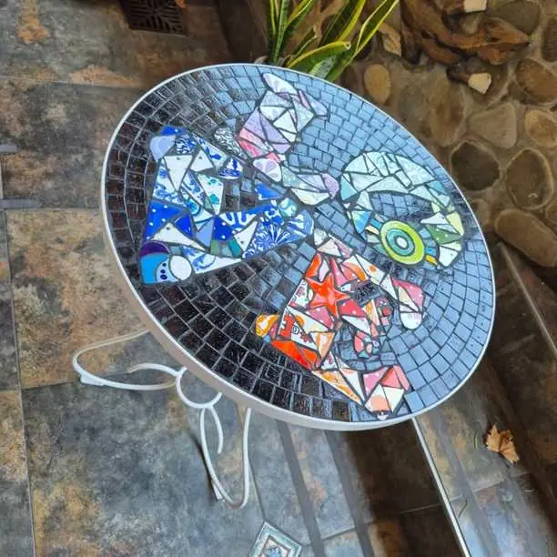 Mesa de hierro y mosaico