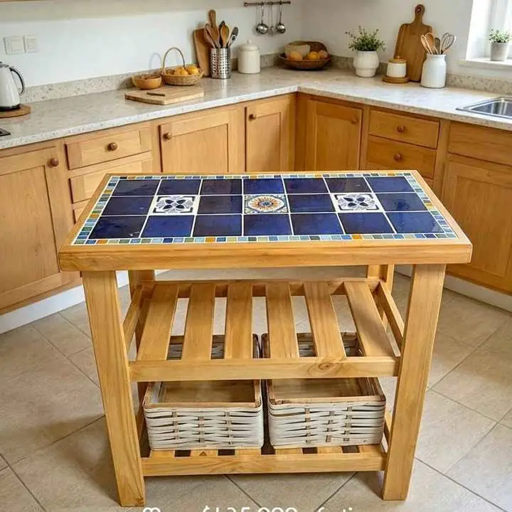 Mesa de madera y azulejos