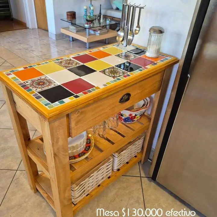 Mesa de madera y tocetos cerámicos