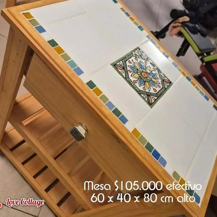 Mesas de madera y azulejos
