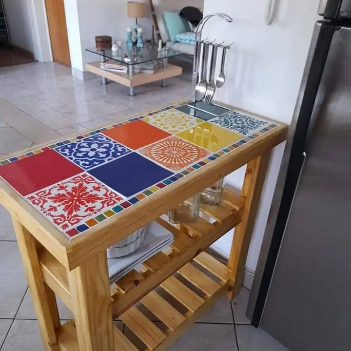 Mesa de arrime, madera y azulejos
